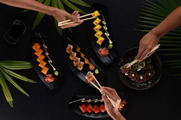 Top View Kezét Evőpálcikával Keveréke Sushi Japán Étel Felett Fekete — Stock Fotó