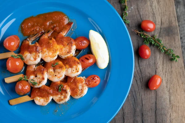 Camarão Marinado Grelhado Com Confit Tomate Cereja Isolado Mesa Madeira Imagens De Bancos De Imagens