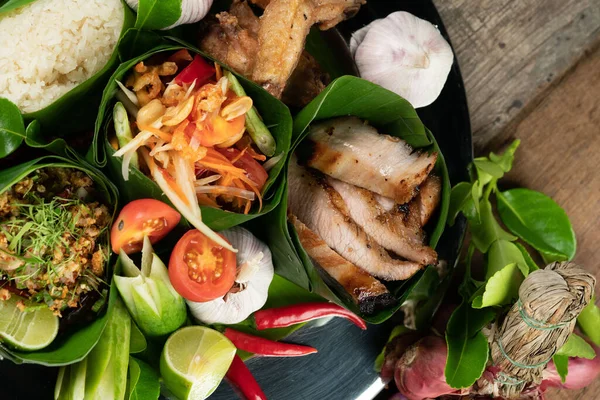 Conjunto Comida Estilo Tailandês Com Arroz Carne Porco Picada Salada Imagens De Bancos De Imagens Sem Royalties