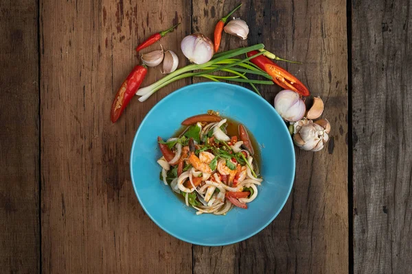 Tampilan Atas Salad Seafood Pedas Thailand Dengan Udang Kerang Cumi Stok Foto