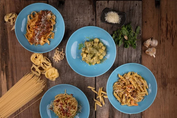 Verschiedene Hausgemachte Nudeln Von Oben Isoliert Auf Einem Holztisch Penne Stockbild