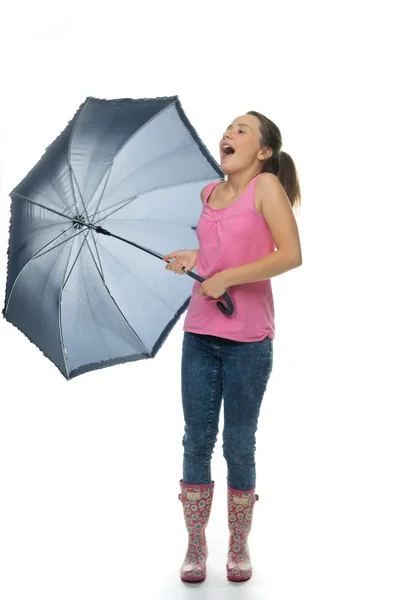 Молодая девушка с зонтиком стоя смеется — стоковое фото