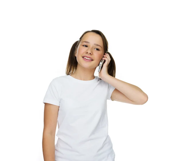Glückliches junges Mädchen, das einem Anruf auf ihrem Handy lauscht — Stockfoto