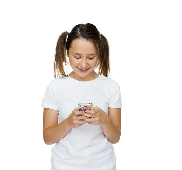 Jong meisje het lezen van een SMS-bericht op haar mobiele telefoon — Stockfoto