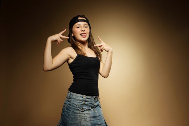 güzel genç kız siyah şapkalı ve kolsuz