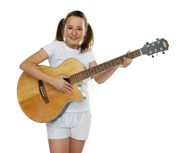 Jeune fille jouant de la guitare — Photo