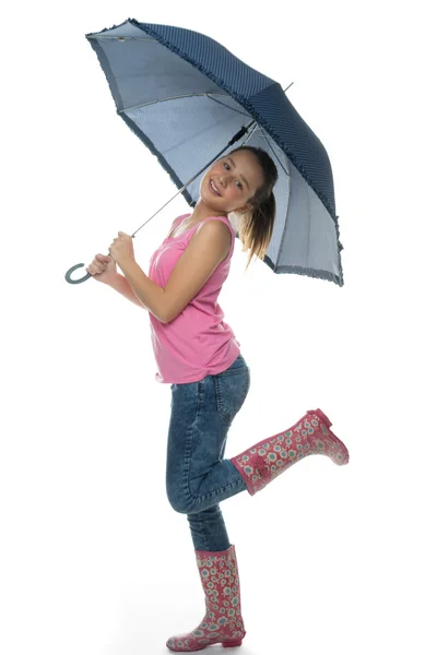 Jong meisje met plezier in de regen — Stockfoto