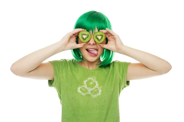 Menina bonito em uma peruca verde — Fotografia de Stock