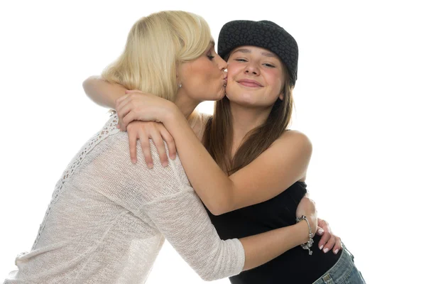 Amante mãe beijando sua filha jovem — Fotografia de Stock