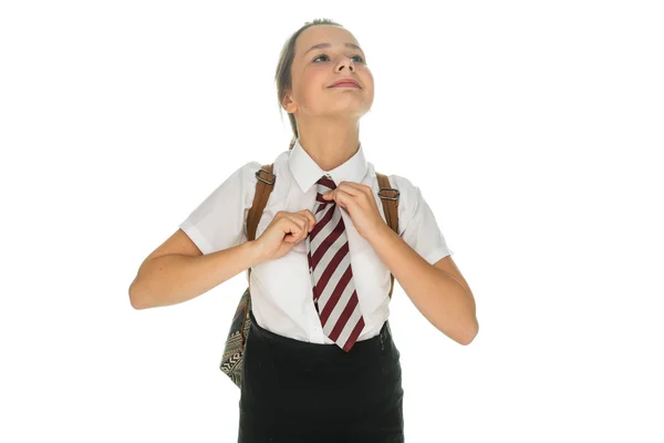 Orgullosa joven colegiala enderezando su corbata — Foto de Stock