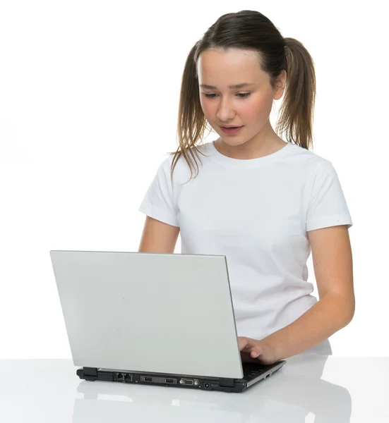Menina bonita usando um computador portátil — Fotografia de Stock