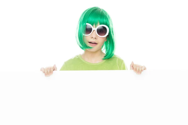 Cute young girl in a green wig holding a sign — Stock Photo, Image