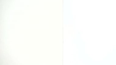 genç kız bir işaret kenarında bakarken