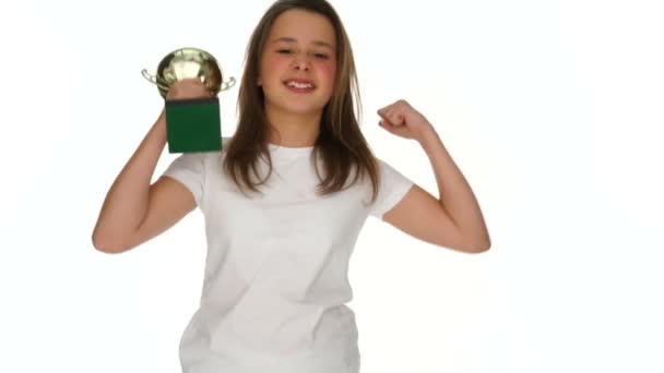 Joven colegiala jubilosa triunfante con un trofeo — Vídeo de stock