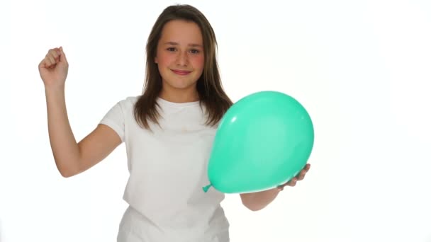 Jovencita a punto de pinchar un globo de fiesta — Vídeos de Stock