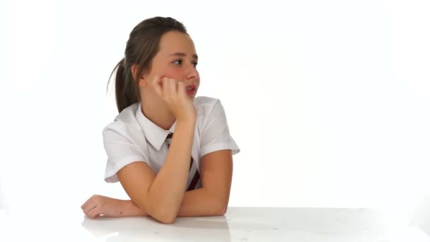 若い女の子笑顔と、側を指す — ストック動画
