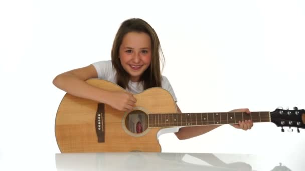 mladá dívka si hraje dřevěná kytara