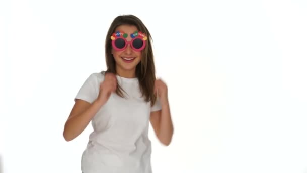 Sorridente felice ragazza in occhiali da sole funky — Video Stock