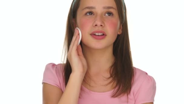 Young girl cleaning her skin with a cotton pad — Stock Video