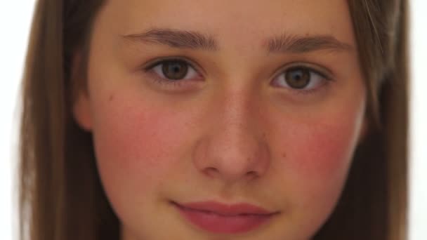 Closeup πρόσωπο πορτρέτο του μια όμορφη νεαρή κοπέλα — Αρχείο Βίντεο