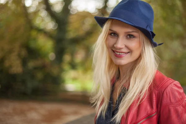 Chic giovane donna con lunghi capelli biondi — Foto Stock