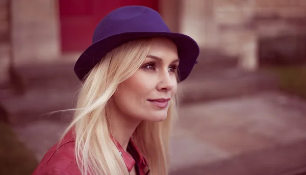 Mujer rubia joven en un sombrero de moda — Foto de Stock