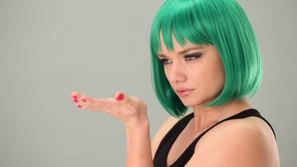 Sexy woman in a green wig blowing a kiss — Stock Video