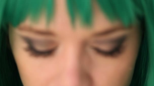 Zöldszemű nő visel zöld paróka — Stock videók