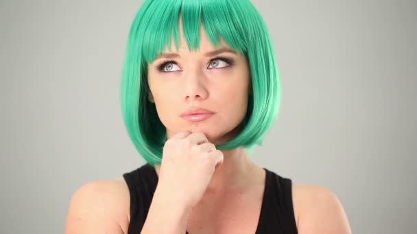 Задумчивая женщина в зеленом парике — стоковое видео