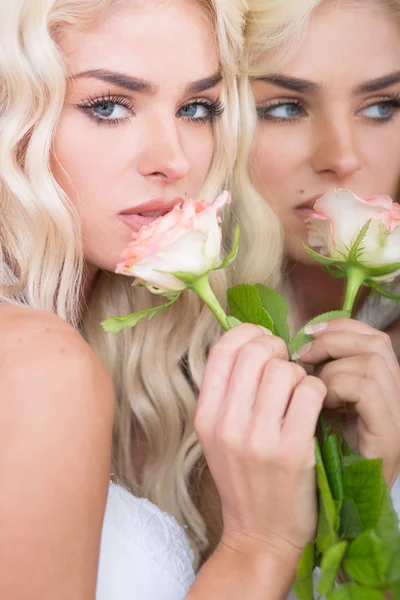一朵粉红色的玫瑰的美丽金发女子 — 图库照片