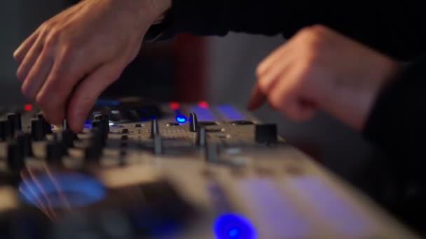 DJ mezclando música en su cubierta — Vídeos de Stock