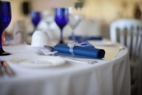 Blaues Serviettendetail auf einem Hochzeitstisch — Stockfoto