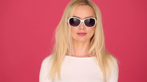 Capcanlı kadın trendy güneş gözlüğü — Stok video