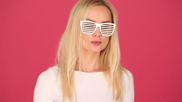 Levendige vrouw in trendy zonnebril — Stockvideo