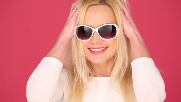 Живая женщина в модных солнцезащитных очках — стоковое видео