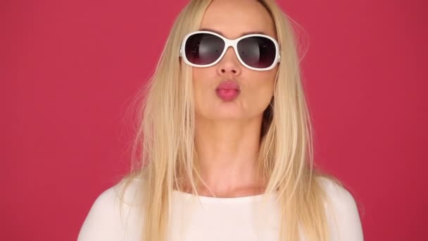Sexy donna alla moda puckering fino per un bacio — Video Stock