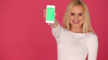 Çekici kadın boş bir cep telefonu görüntüleme