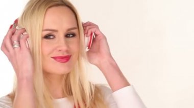 Genç ve güzel kadın onun müzik keyfi