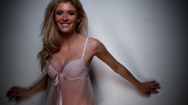Seksi pembe iç çamaşırı gülümseyen güzel kadın