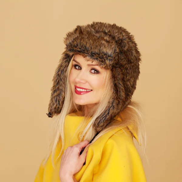 Mujer bastante joven en la moda de invierno con estilo — Foto de Stock