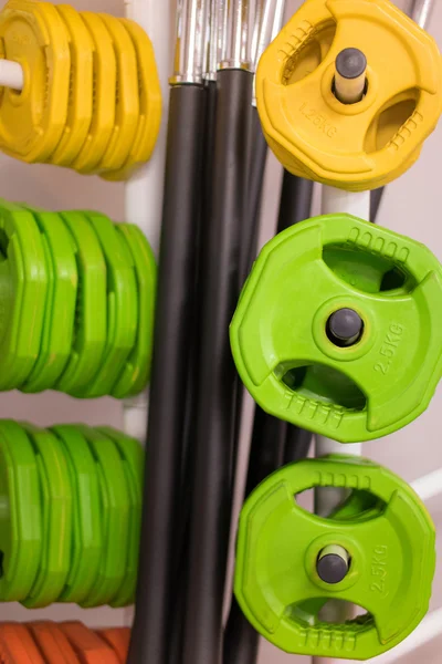 Farbenfrohe neue Gewichte im Fitnessstudio oder Geschäft — Stockfoto