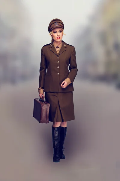 Elegante donna in uniforme militare marrone — Foto Stock