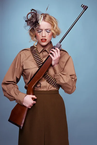 Glamour-Porträt einer Frau in Armeeuniform — Stockfoto
