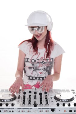 Mutlu kadın disk jokey karıştırma müzik
