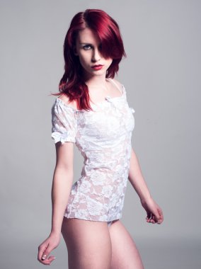 Kadında kameraya bakarak beyaz gömlek görmek