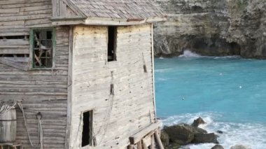 Ev ve mavi terk edilmiş lagune deniz malta