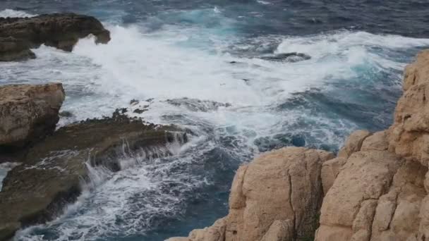Deniz ve kayalar manzara — Stok video