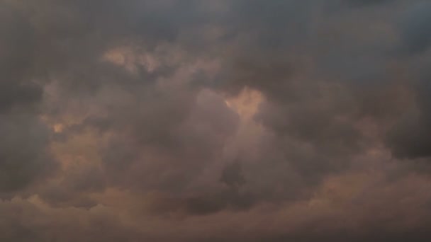 Nuvole drammatiche apocalittiche e tramonto sulla città malta, time-lapse . — Video Stock