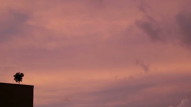 Nubes dramáticas apocalípticas y puesta de sol sobre la ciudad malta, time-lapse . — Vídeos de Stock