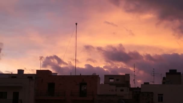 Апокалиптические драматические облака и закат над Мальтой, временная пауза . — стоковое видео